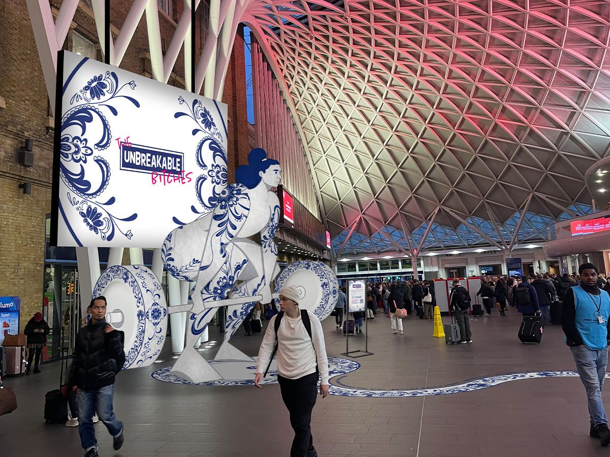 Instillation adverting. A very large statue of a woman lifiting a bar invites the audience to take a photo with her.